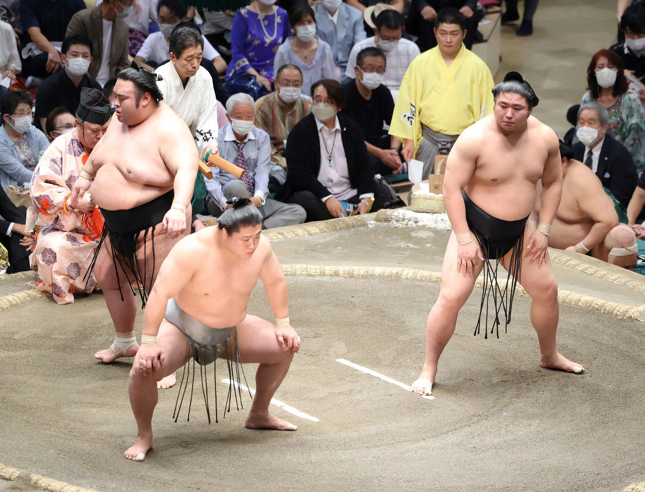 三役そろい踏みする、前列左から若隆景、若元春、後列は貴景勝（撮影・河田真司）