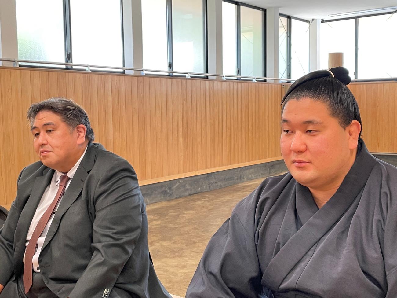 新十両会見を行う狼雅と師匠の二子山親方