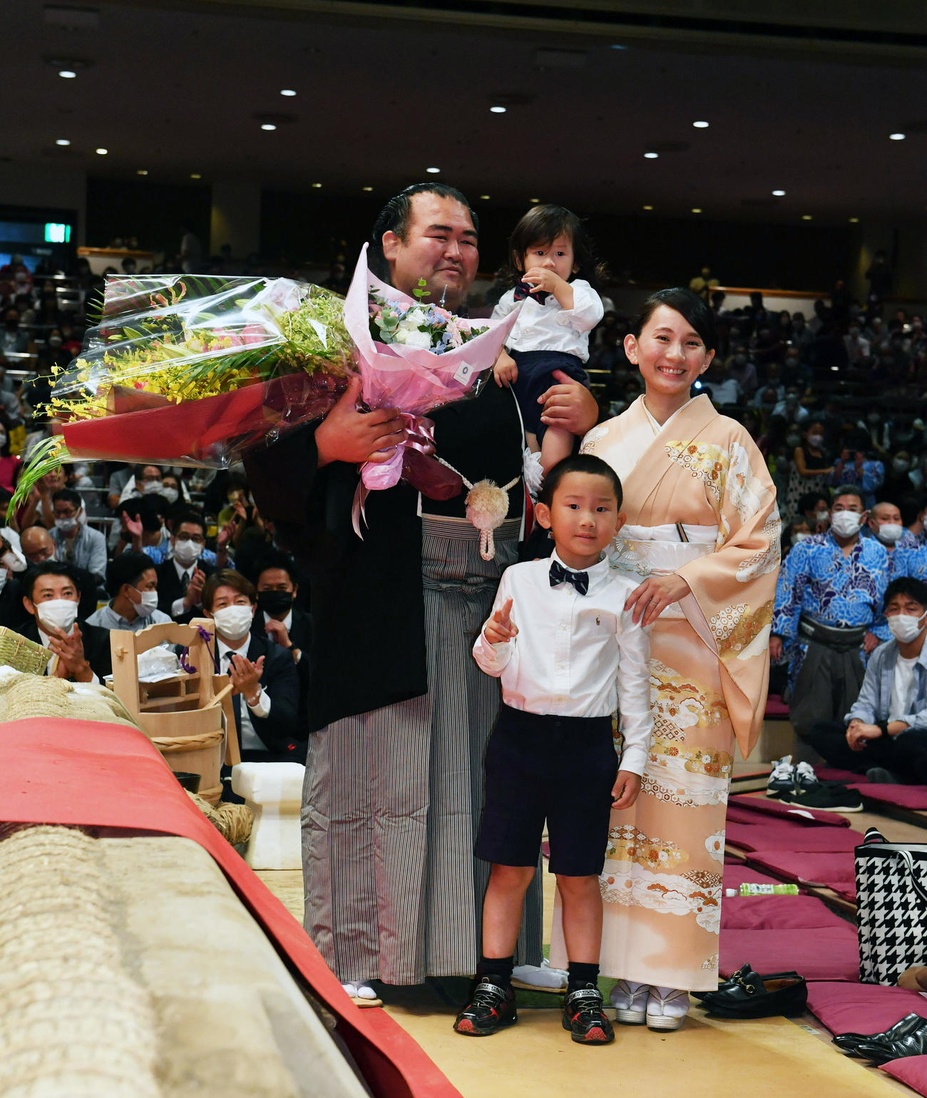 断髪式、次男の将弘君を抱えて記念撮影をする元琴奨菊の秀ノ山親方　右は祐未夫人　中は長男の弘人君（代表撮影）