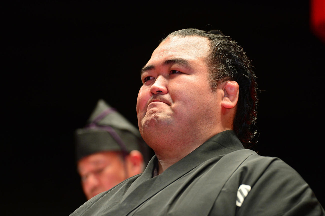 断髪式、土俵上で感極まる元琴奨菊の秀ノ山親方（代表撮影）