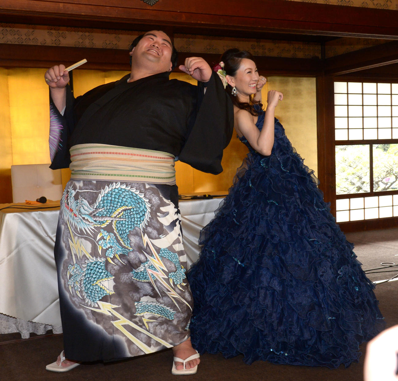 2016年2月、地元福岡県柳川市での結婚披露宴で、夫婦で「琴バウアー」を披露する琴奨菊（左）と祐未夫人