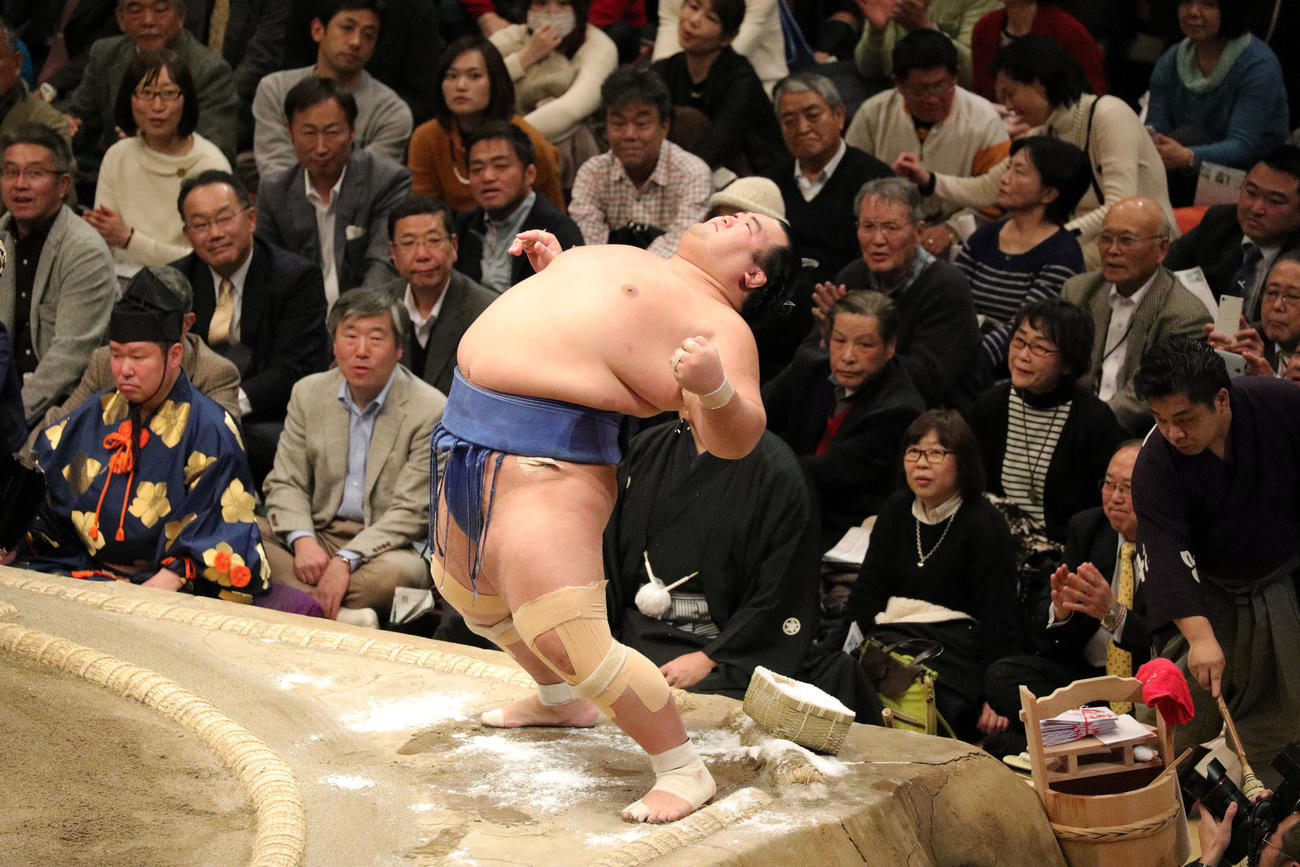 2017年1月、玉鷲との取り組み前に琴バウアーを見せる琴奨菊