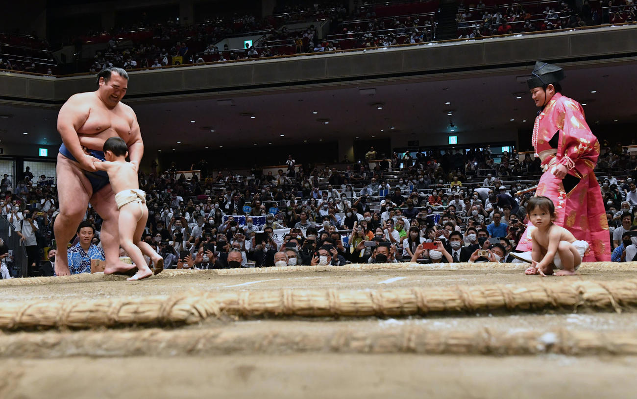 「琴奨菊最後の一番」　元琴奨菊の秀ノ山親方（左）に勝った長男の弘人君　右手前は次男の将弘君（代表撮影）