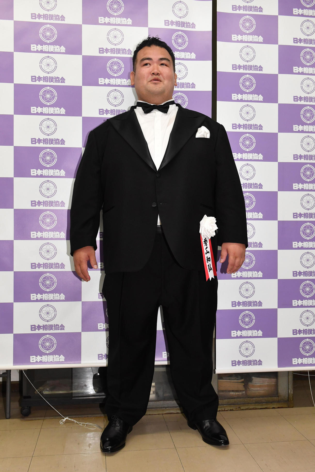 記念撮影　整髪後、タキシード姿で会見する元琴奨菊の秀ノ山親方（代表撮影）