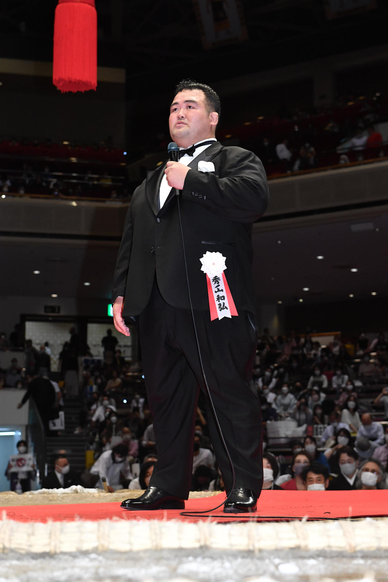 整髪後、タキシード姿で挨拶する元琴奨菊の秀ノ山親方（代表撮影）