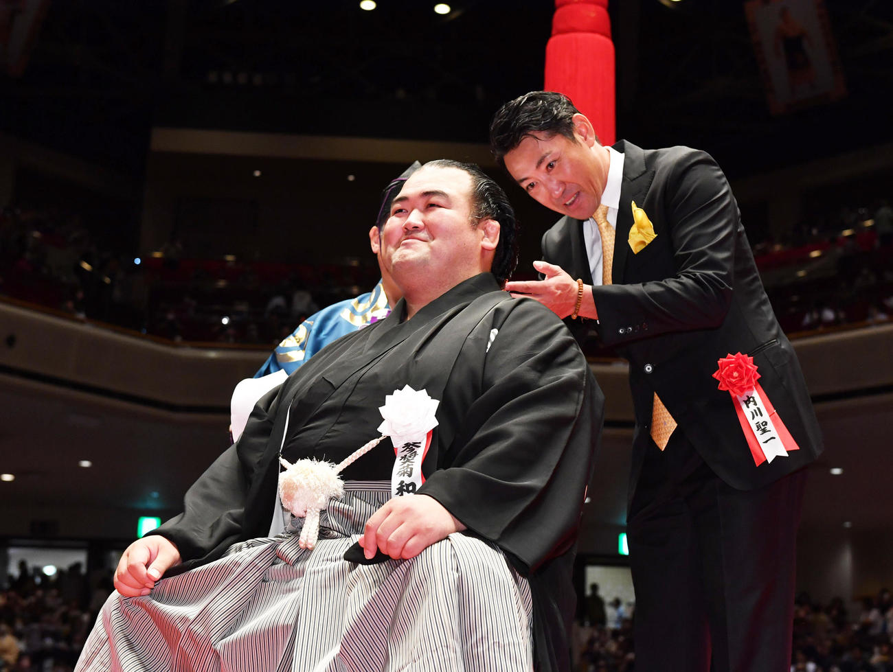 断髪式で元ヤクルトの内川聖一（右）にはさみを入れてもらう元琴奨菊の秀ノ山親方（代表撮影）