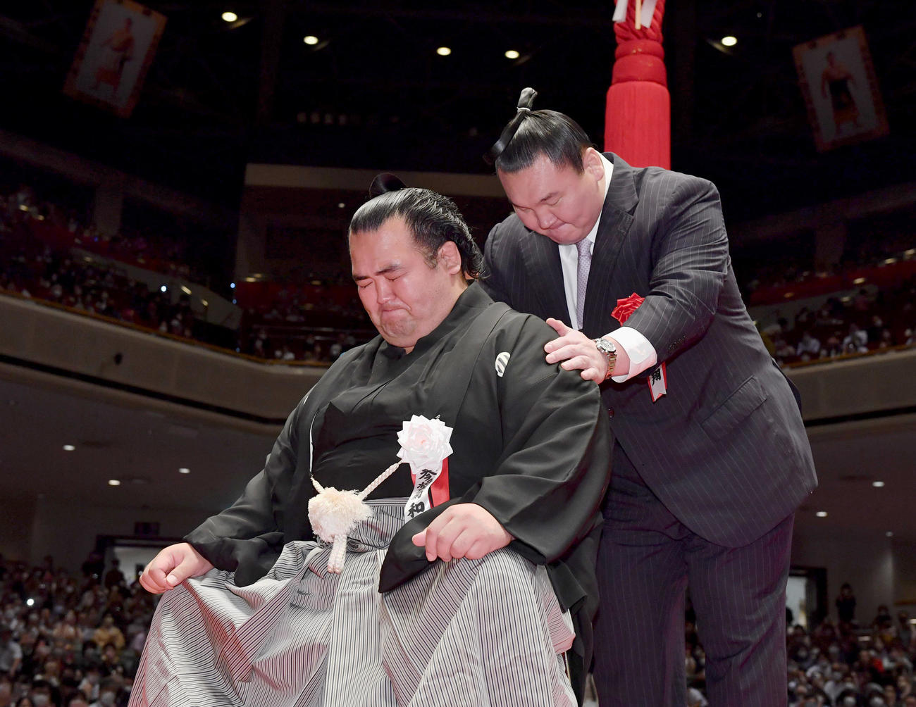 元琴奨菊の秀ノ山親方の肩に優しく手をのせる宮城野親方（元横綱白鵬＝右）（代表撮影）