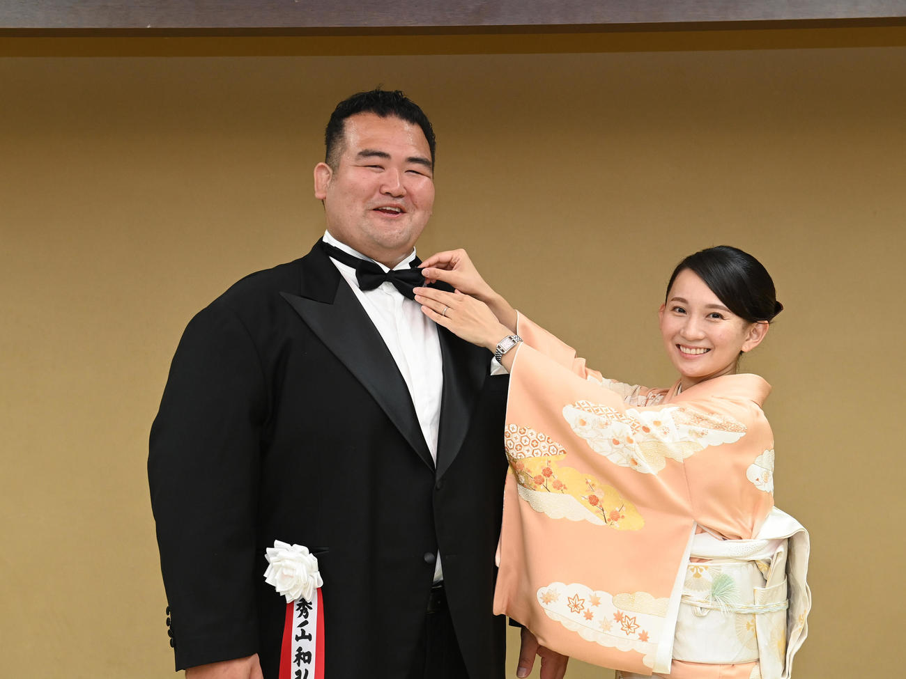 祐未夫人（右）にネクタイをなおしてもらう元琴奨菊の秀ノ山親方（代表撮影）