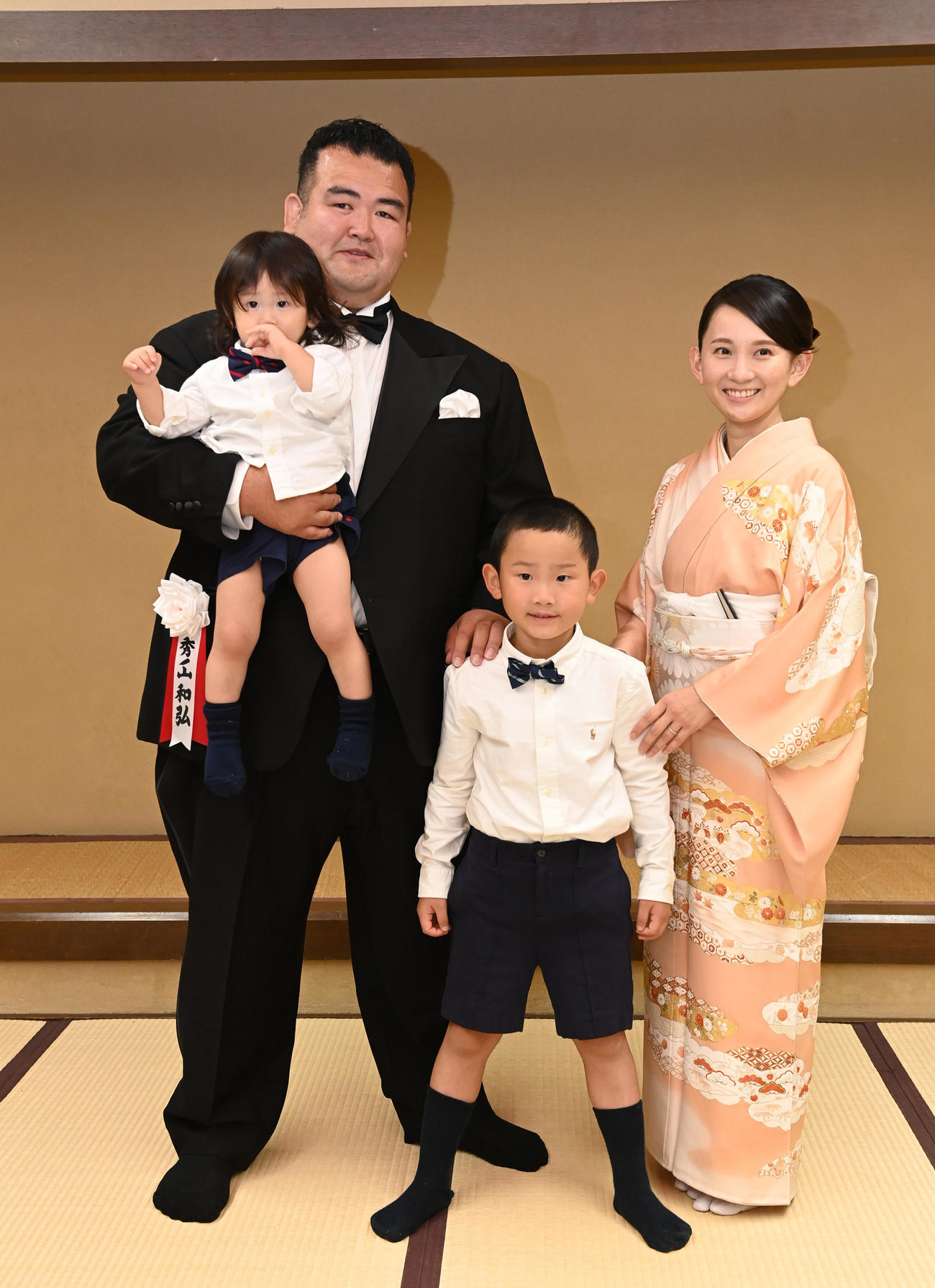 整髪後、記念撮影する左から次男の将弘君を抱える元琴奨菊の秀ノ山親方、長男の弘人君、祐未夫人（代表撮影）
