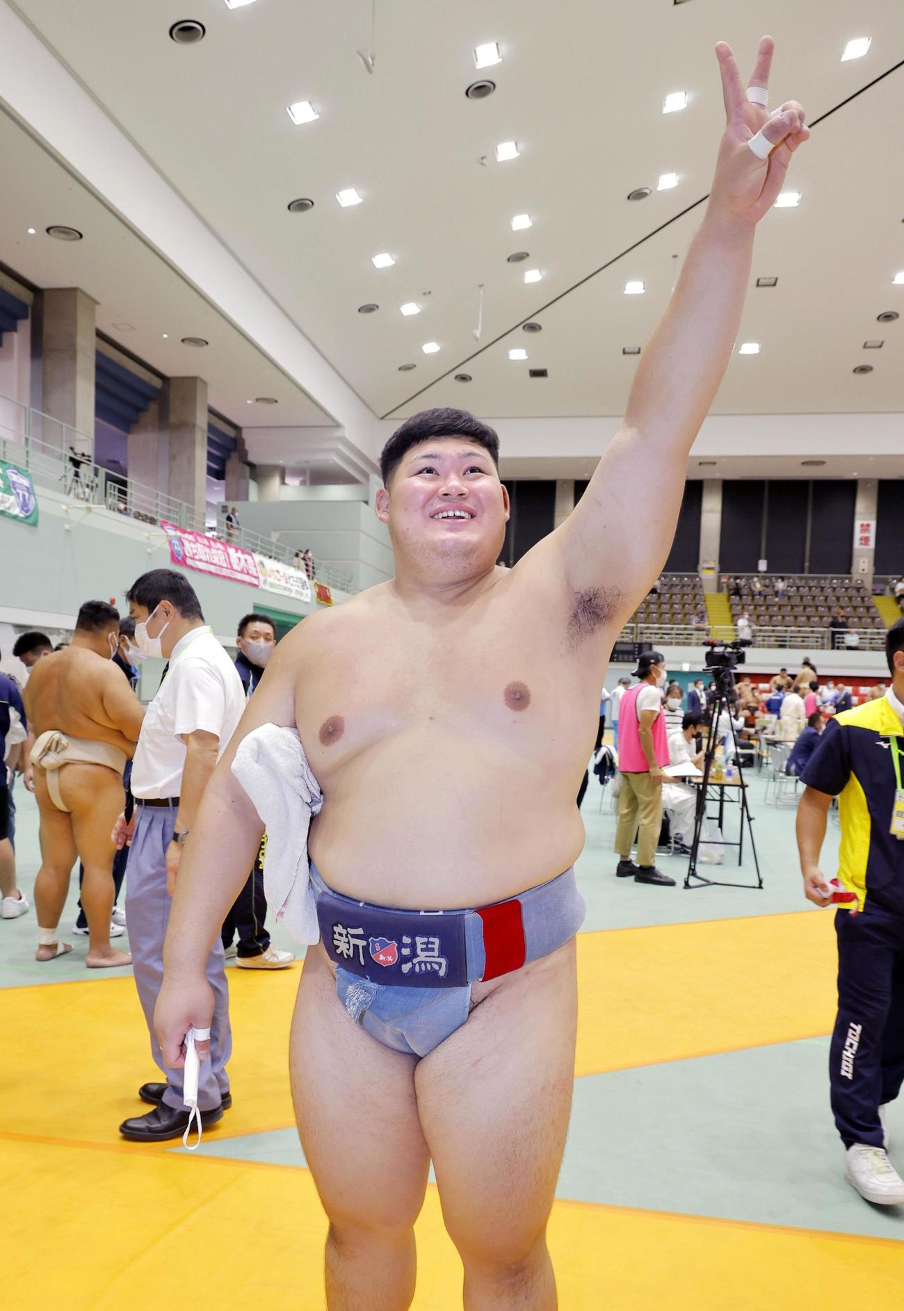 相撲成年個人で優勝し、ポーズをとる新潟・中村泰輝（共同）