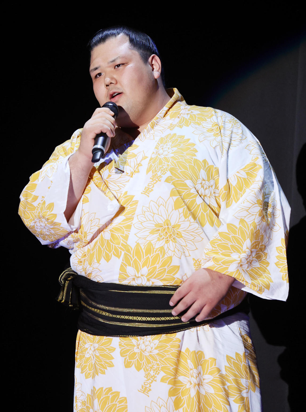大相撲のど自慢で熱唱する阿武咲（撮影・鈴木正人）
