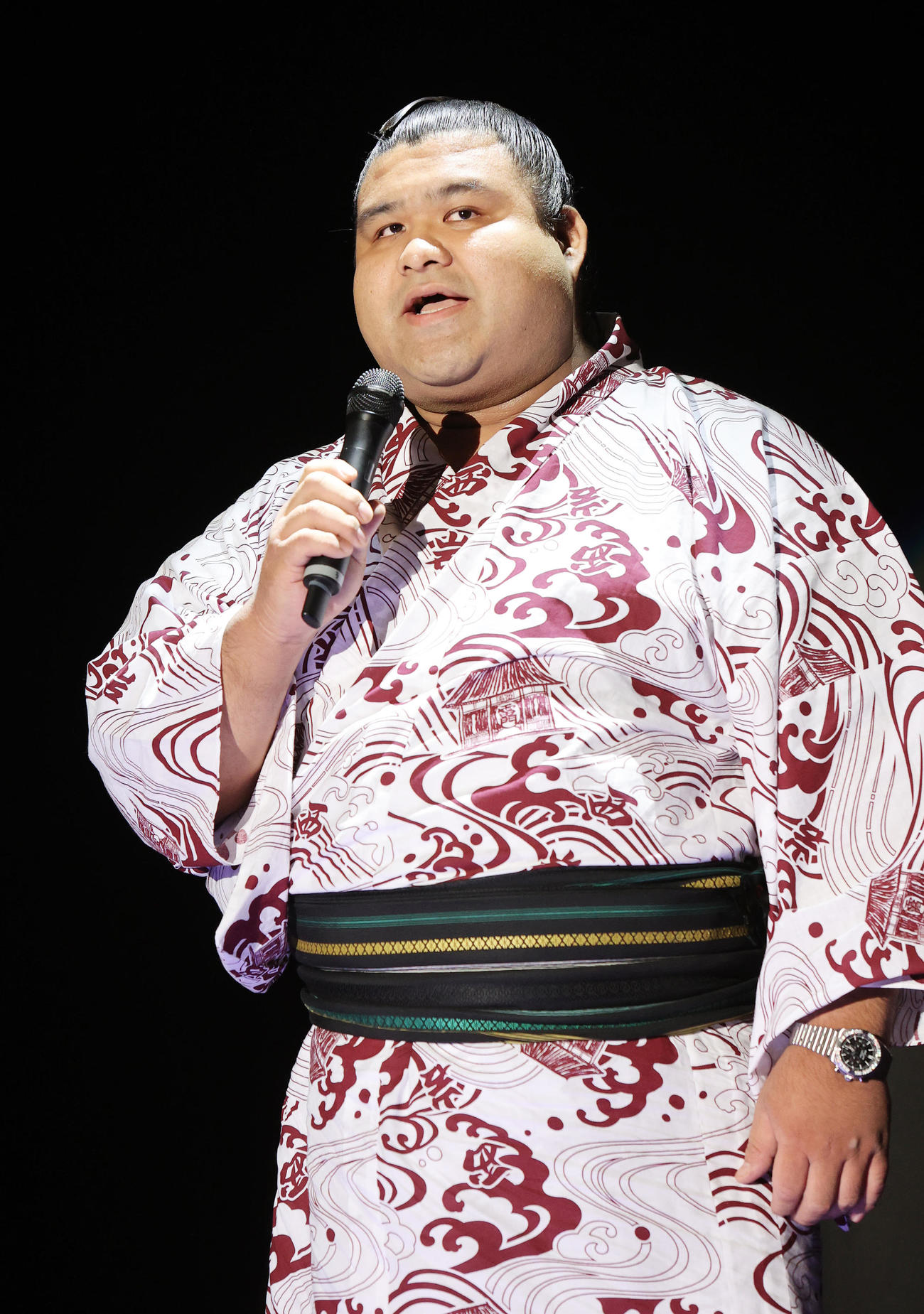 大相撲のど自慢で熱唱する高安（撮影・鈴木正人）