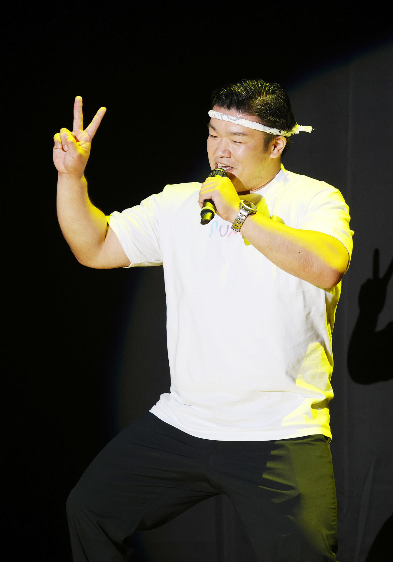 大相撲のど自慢で熱唱する楯山親方（元誉富士）（撮影・鈴木正人）