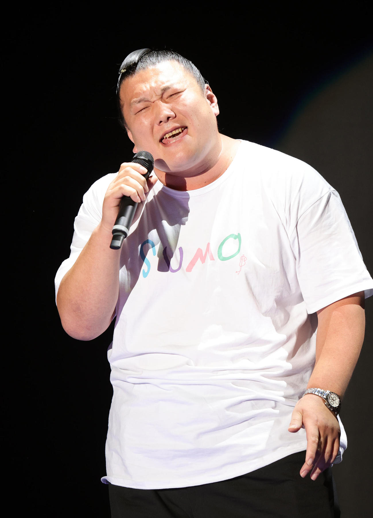 大相撲のど自慢で熱唱する春日山親方（元勢）（撮影・鈴木正人）