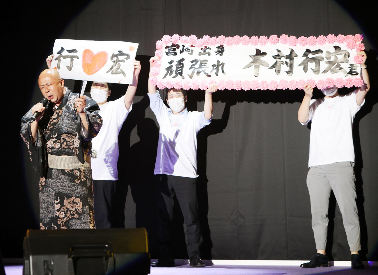 大相撲のど自慢で熱唱する行司の木村行宏（撮影・鈴木正人）