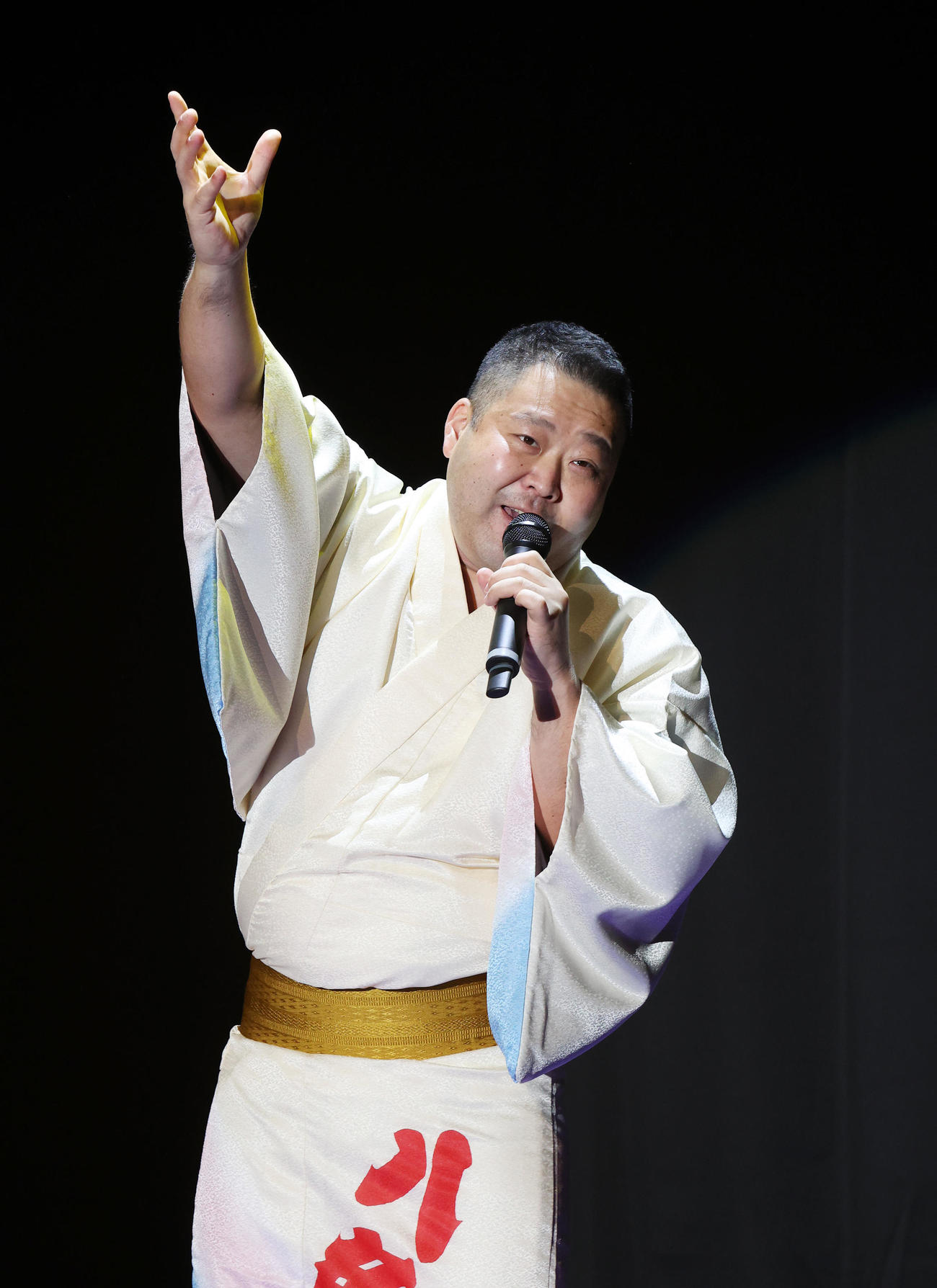 大相撲のど自慢で熱唱する行司の木村亮輔（撮影・鈴木正人）