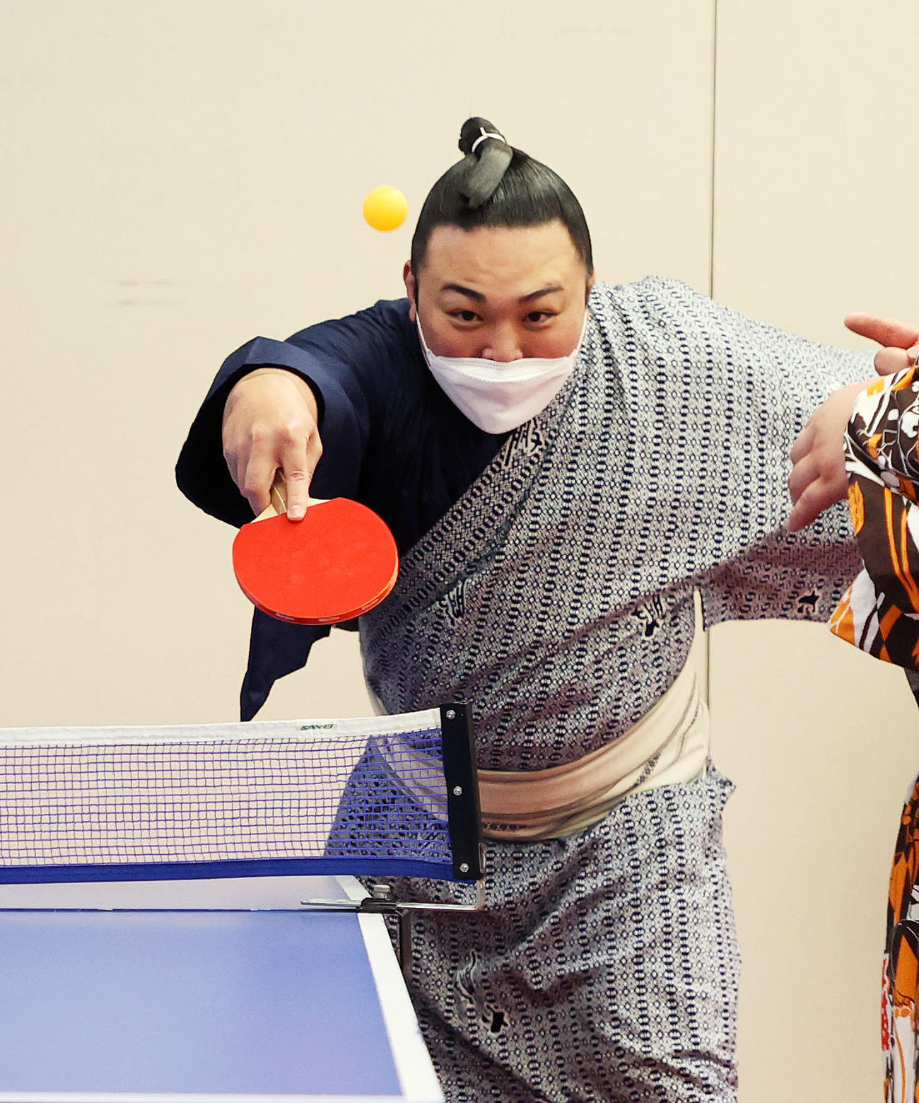 参加者と卓球する炎鵬（撮影・鈴木正人）
