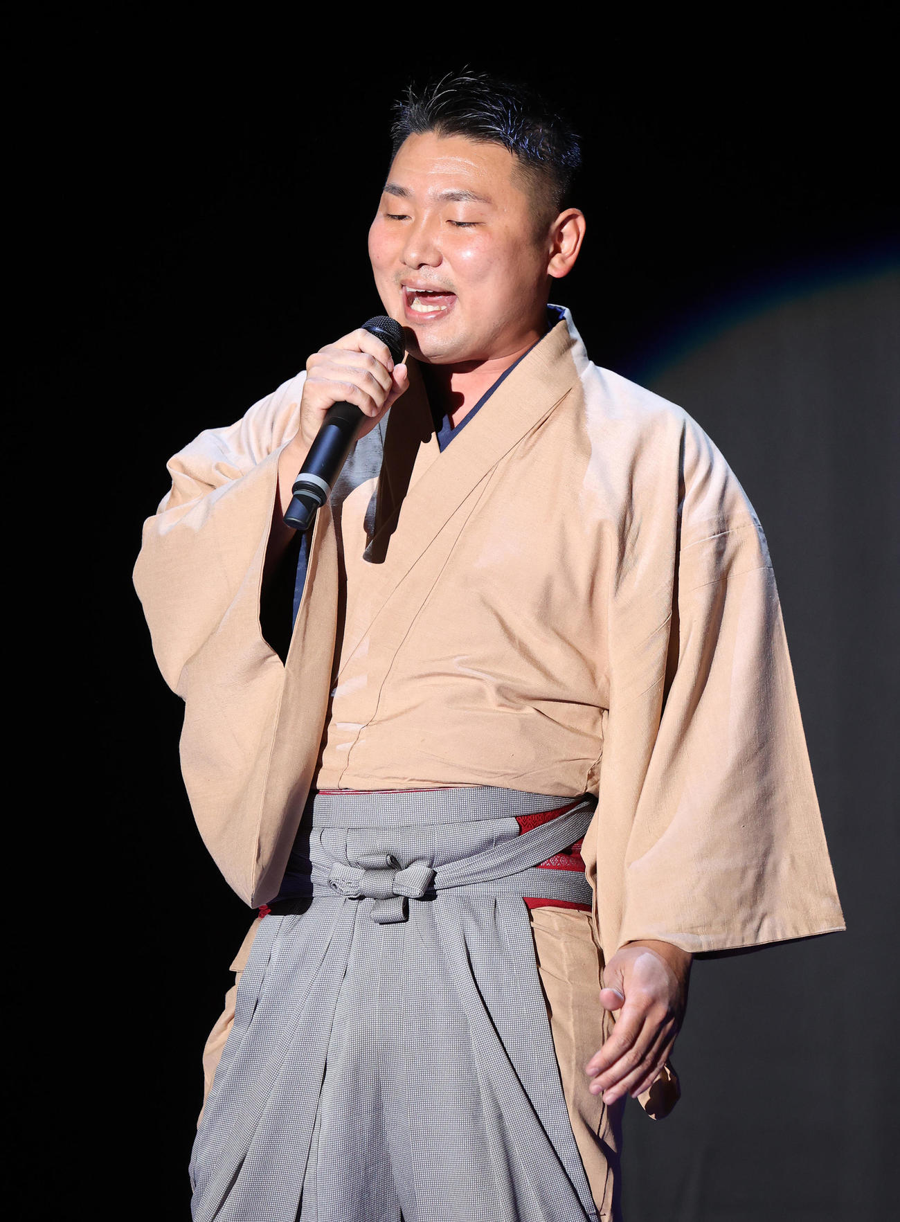 大相撲のど自慢で熱唱する呼び出しの節男（撮影・鈴木正人）
