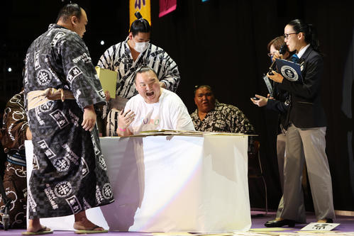 手形ギネス挑戦する宮城野親方（元横綱白鵬）（撮影・鈴木正人）