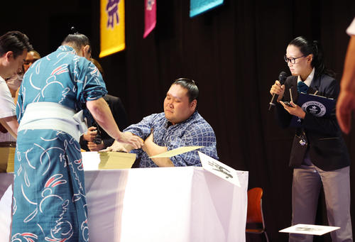 手形ギネス挑戦する照ノ富士（撮影・鈴木正人）