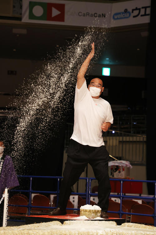 塩まきする東関親方（元高見盛）（撮影・鈴木正人）