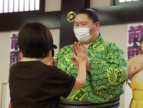 参加者と手押し相撲する逸ノ城（撮影・鈴木正人）
