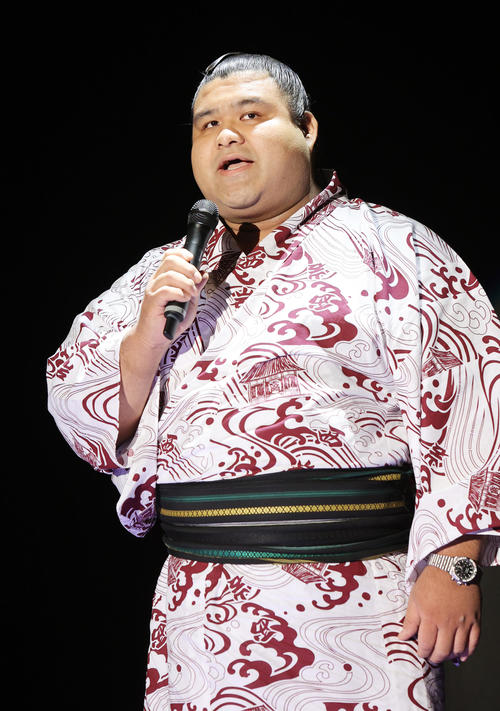大相撲のど自慢で熱唱する高安（撮影・鈴木正人）