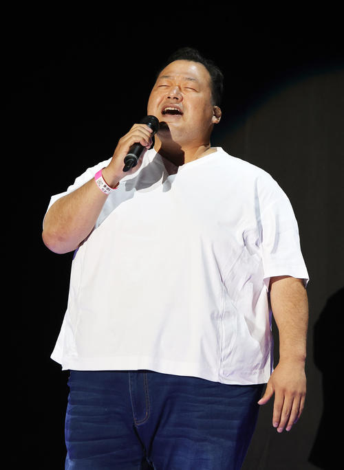 大相撲のど自慢で熱唱する井筒親方（元豊ノ島）（撮影・鈴木正人）
