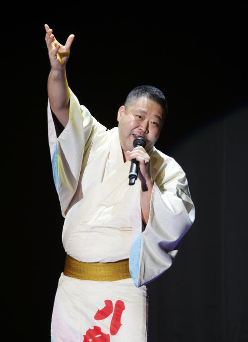大相撲のど自慢で熱唱する行司の木村亮輔（撮影・鈴木正人）