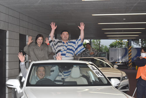 優勝パレード体験に参加する大関正代