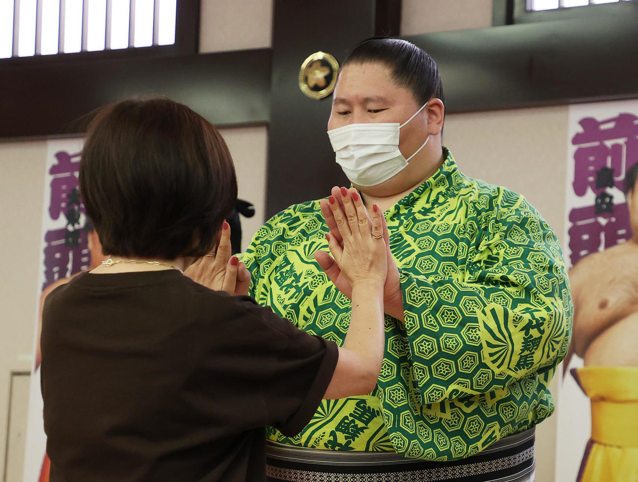 参加者と手押し相撲する逸ノ城（撮影・鈴木正人）
