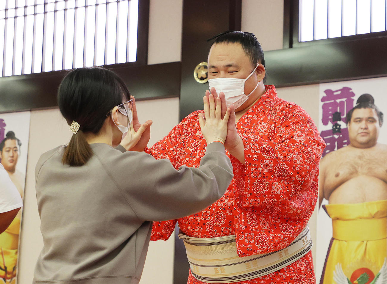 参加者と手押し相撲する玉鷲（撮影・鈴木正人）