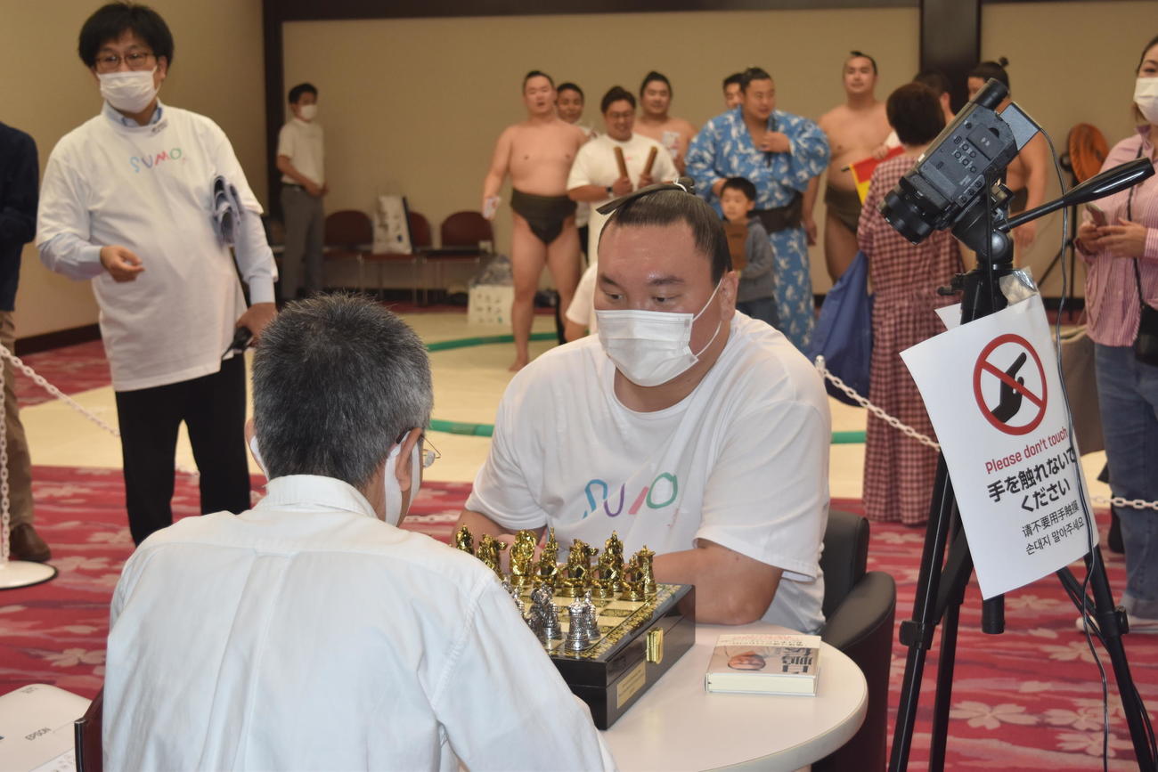 ファンとチェス対決をする元横綱白鵬の宮城野親方