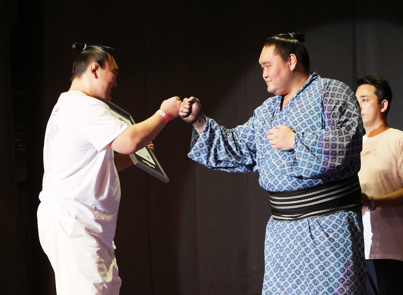 手形早押しギネス記録に認定されグータッチする宮城野親方（左）と照ノ富士（撮影・鈴木正人）