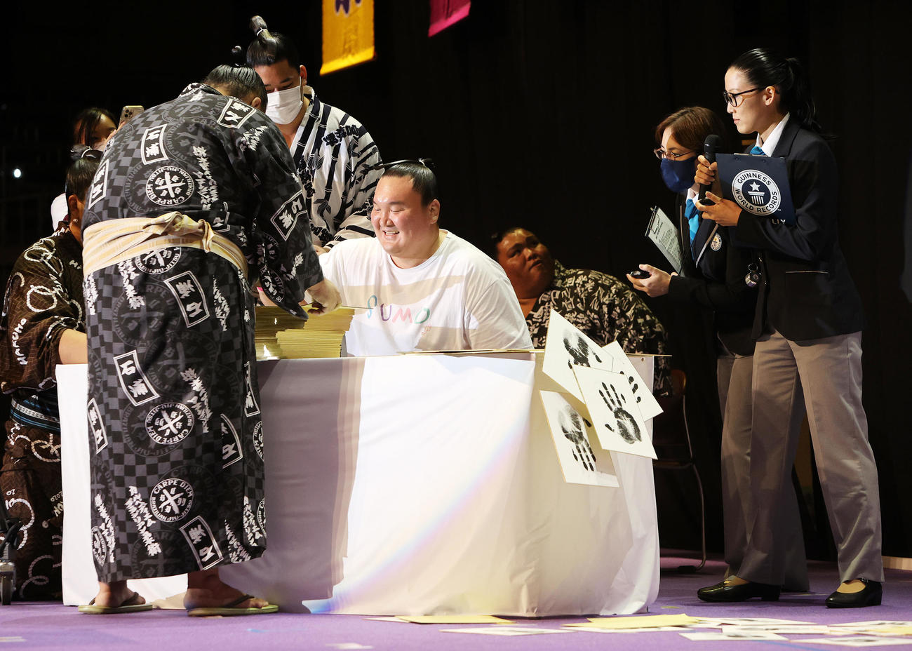 手形ギネス挑戦する宮城野親方（元横綱白鵬）（撮影・鈴木正人）