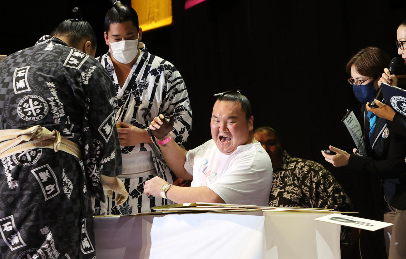 手形ギネス挑戦する宮城野親方（元横綱白鵬）（撮影・鈴木正人）
