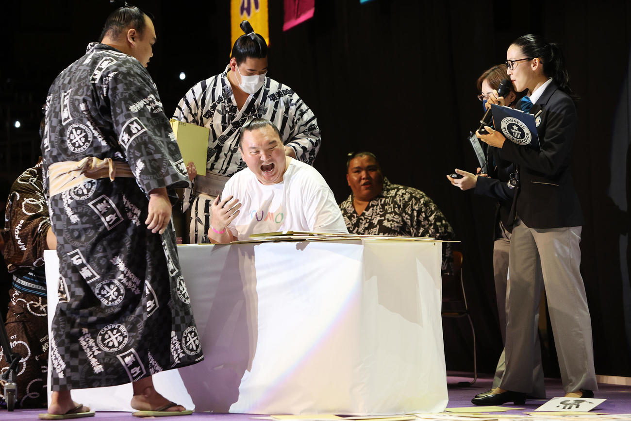 手形ギネス挑戦する宮城野親方（元横綱白鵬）（撮影・鈴木正人）