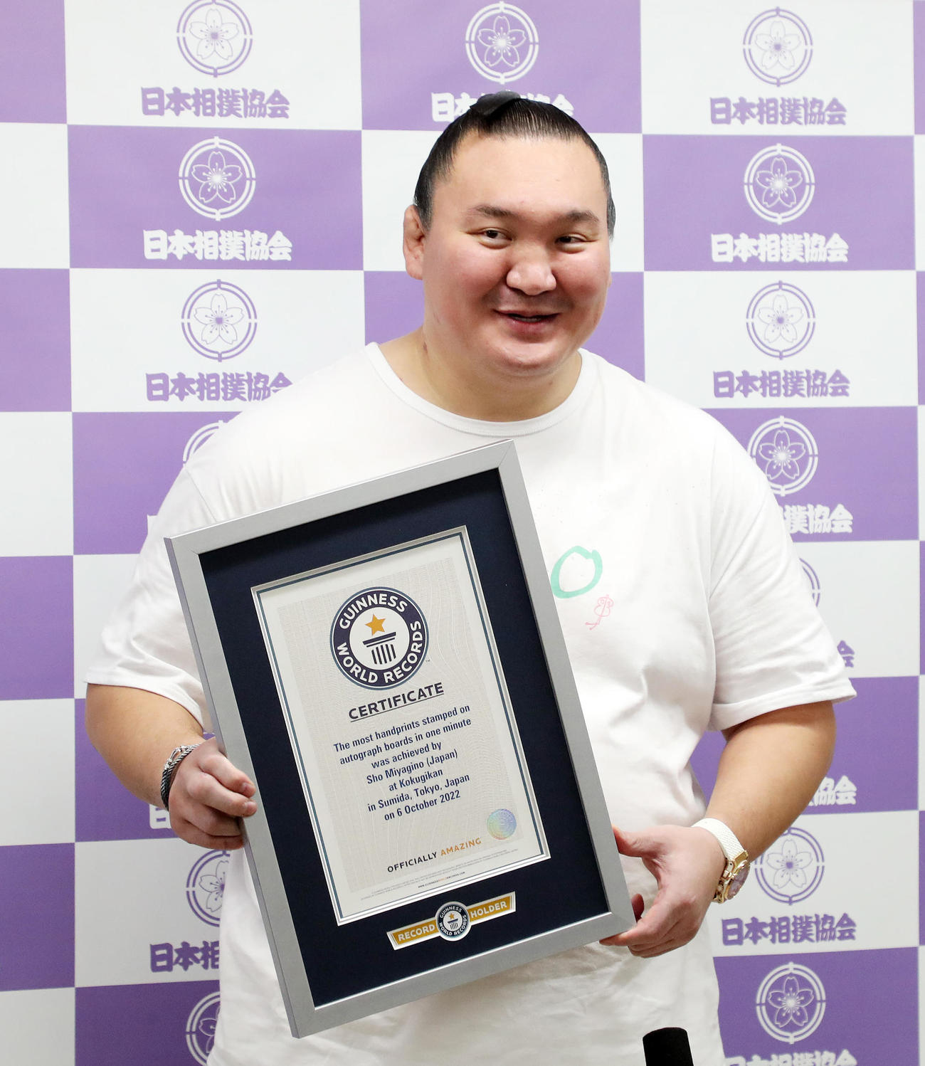 手形早押しギネス記録に認定され記者の質問に答える宮城野親方（撮影・鈴木正人）