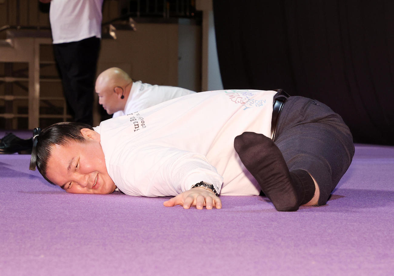 相撲体操を披露する宮城野親方（元横綱白鵬）（撮影・鈴木正人）