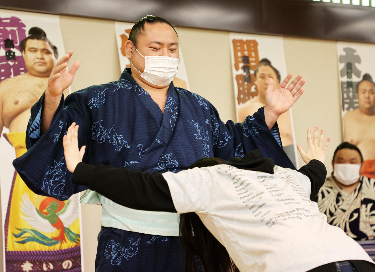 参加者と手押し相撲する琴恵光（撮影・鈴木正人）