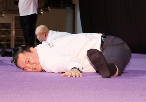 相撲体操を披露する宮城野親方（元横綱白鵬）（撮影・鈴木正人）