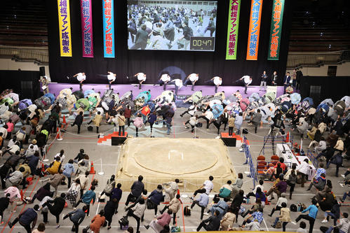 四股踏みギネス記録に挑戦する関取衆と参加者（撮影・鈴木正人）