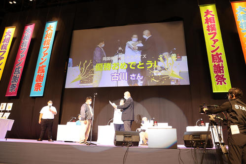 両国横断ウルトラクイズの優勝者表彰（撮影・鈴木正人）