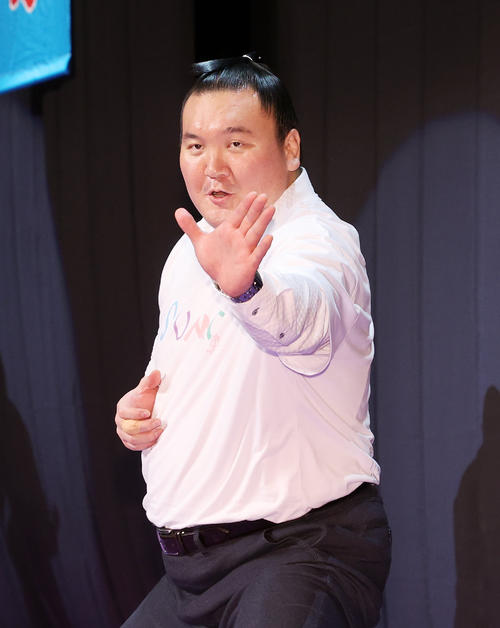 相撲体操を披露する宮城野親方（元横綱白鵬）（撮影・鈴木正人）
