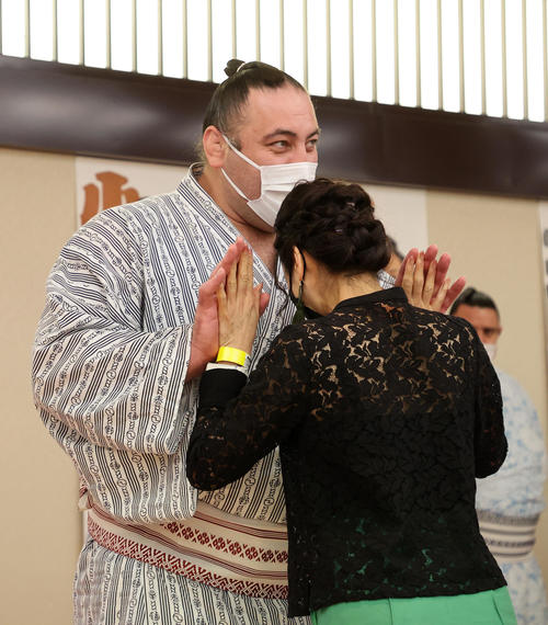 参加者と手押し相撲するする栃ノ心（撮影・鈴木正人）