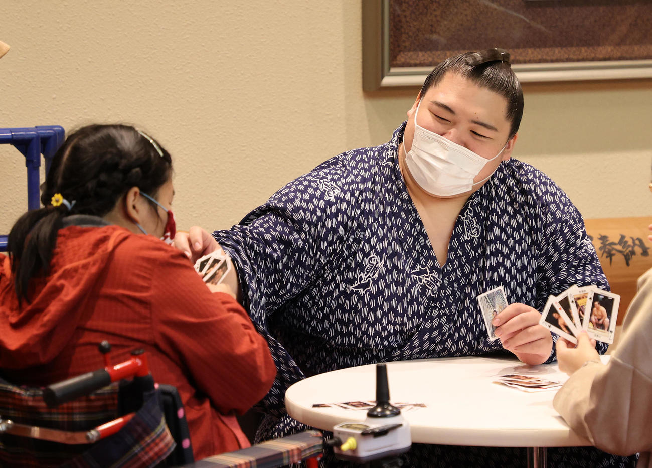 参加者とトランプする王鵬（撮影・鈴木正人）