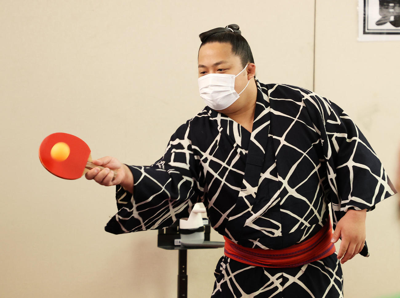 参加者と卓球する翠富士（撮影・鈴木正人）