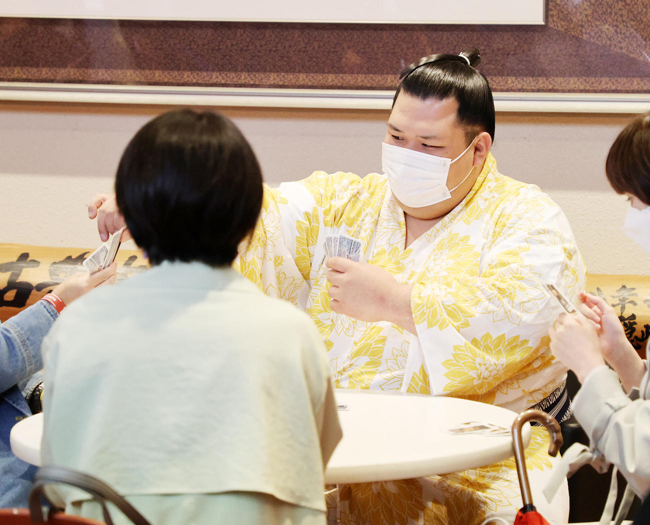 参加者とトランプする阿武咲（撮影・鈴木正人）