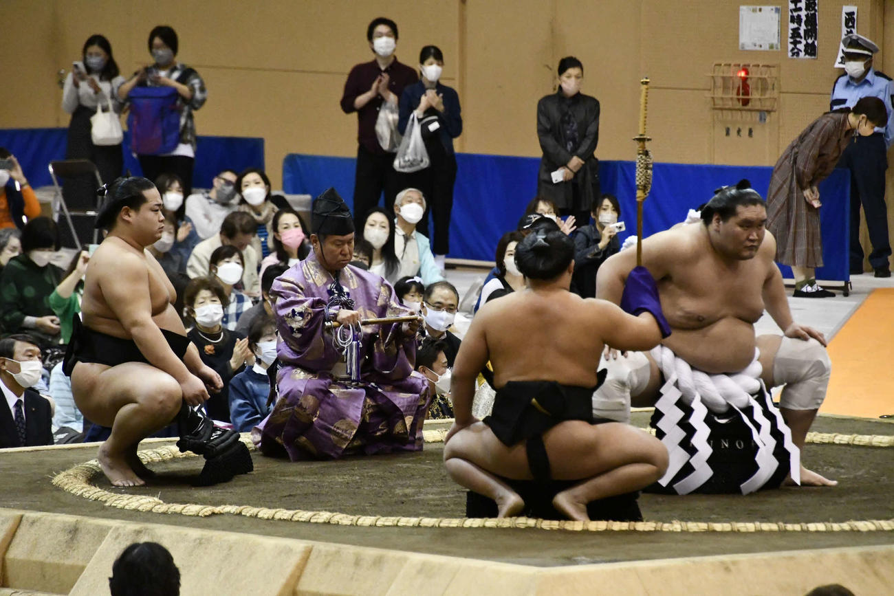 横綱土俵入りを行う照ノ富士（撮影・平山連）