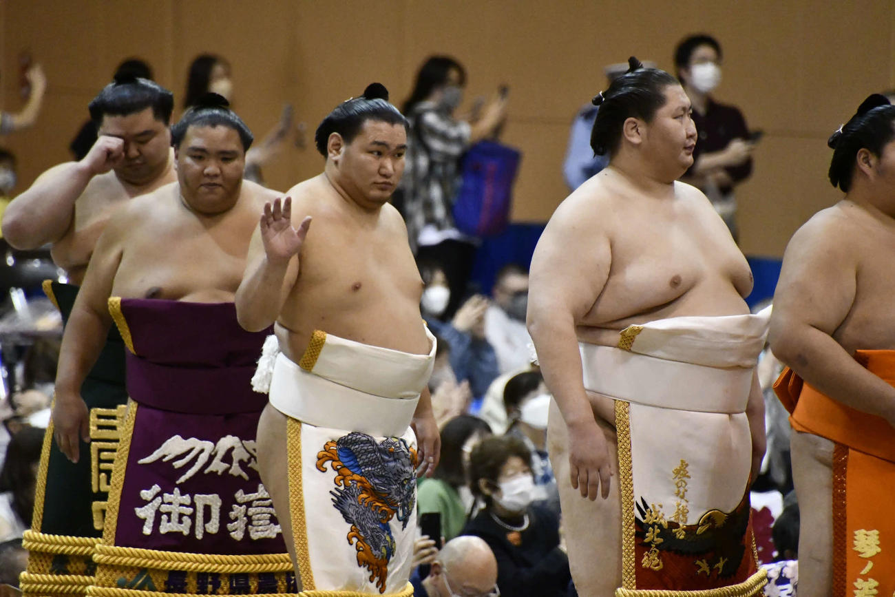 ファンに手を振る豊昇龍（撮影・平山連）